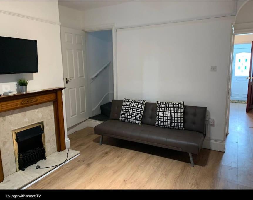 Wv1 Budget Contractor Stays- 5 Beds - Discounts Ok Вулвергемптон Экстерьер фото