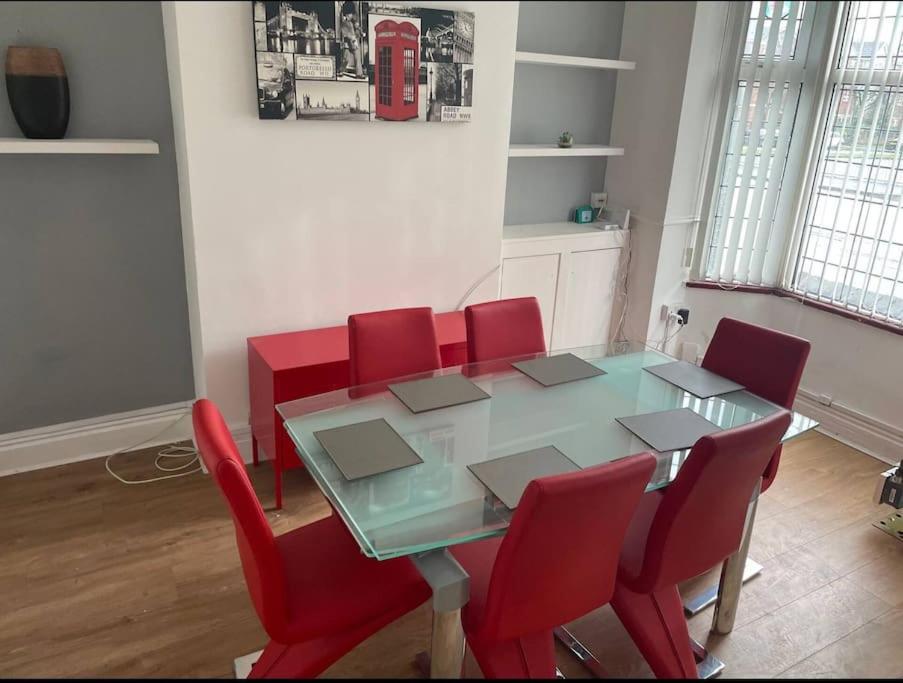 Wv1 Budget Contractor Stays- 5 Beds - Discounts Ok Вулвергемптон Экстерьер фото