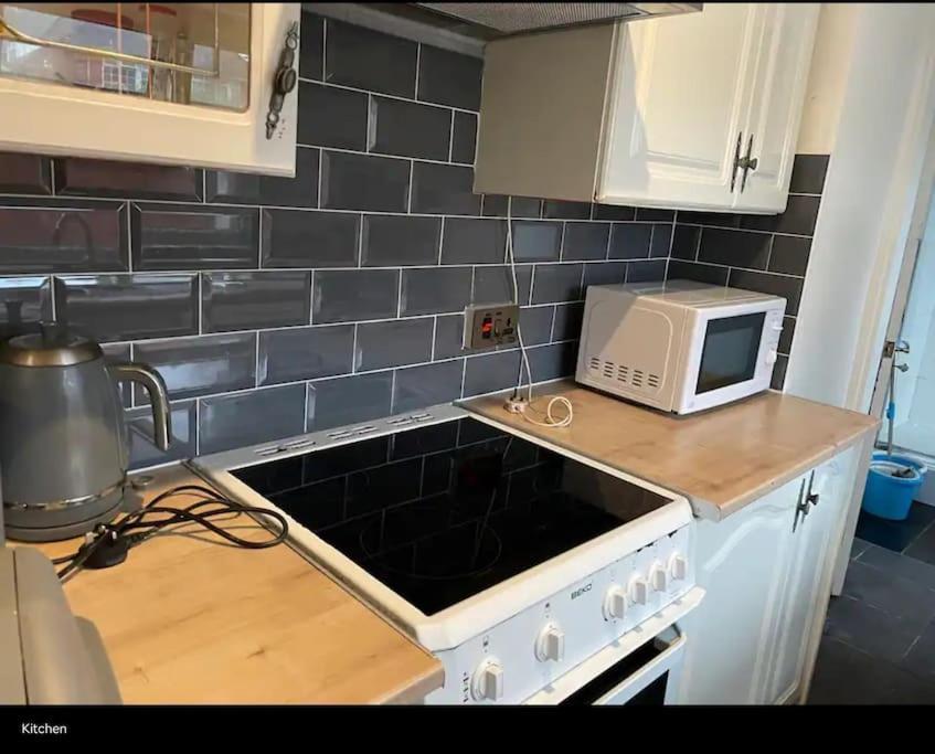 Wv1 Budget Contractor Stays- 5 Beds - Discounts Ok Вулвергемптон Экстерьер фото