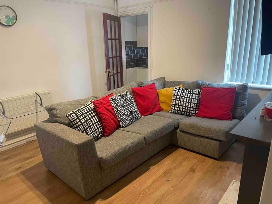 Wv1 Budget Contractor Stays- 5 Beds - Discounts Ok Вулвергемптон Экстерьер фото